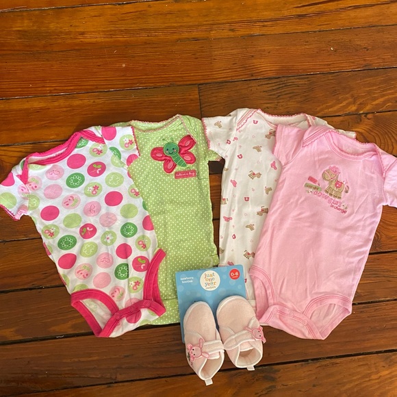 Carter’s Set of 4 Onesie Bundle Size 0-3 Months & Booties - Picture 2 of 8